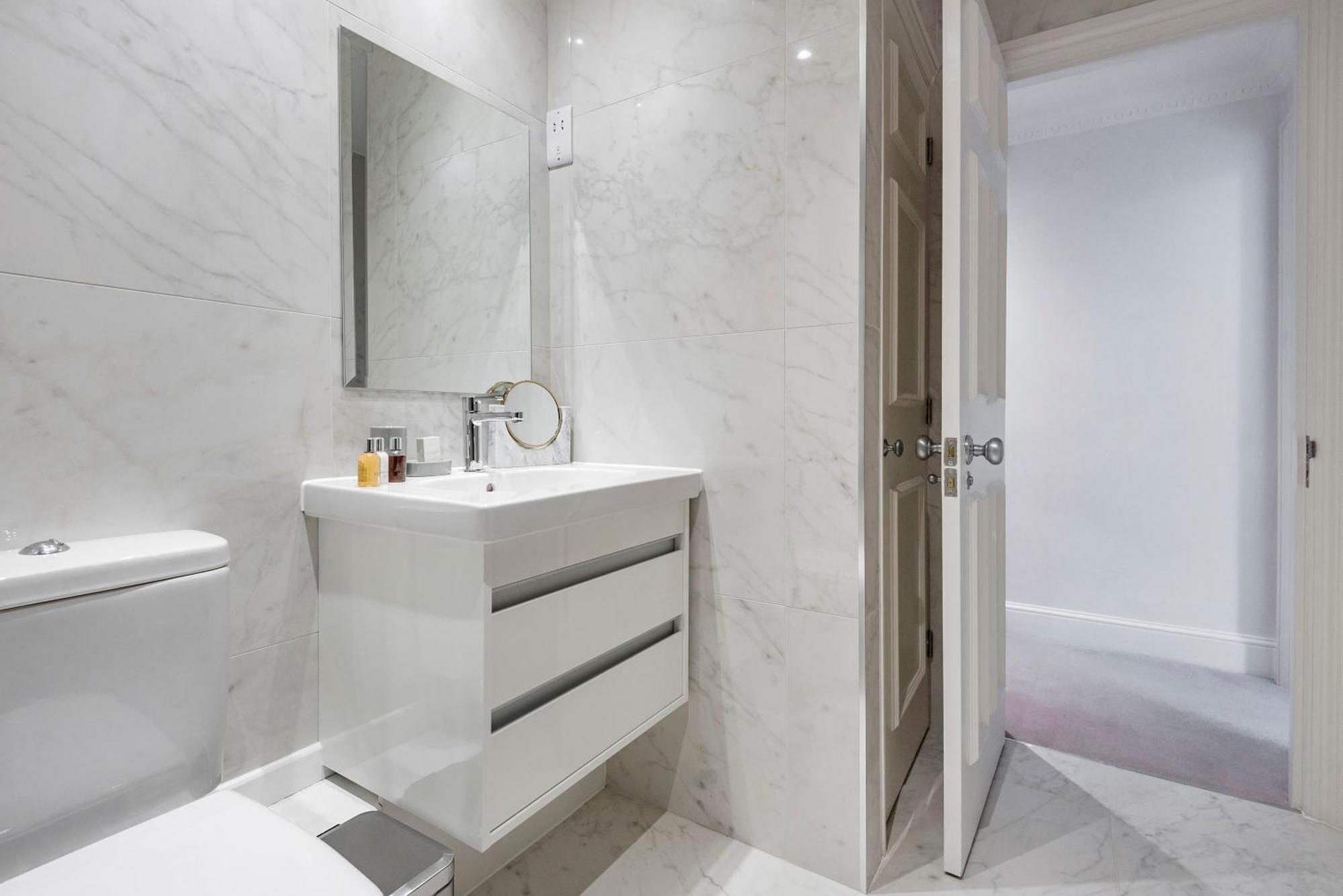 3 Sloane Gardens Apartahotel 2*